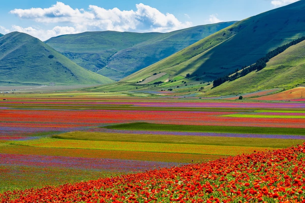 Monte-Sibillini-Italy-Piano-Grande.jpeg